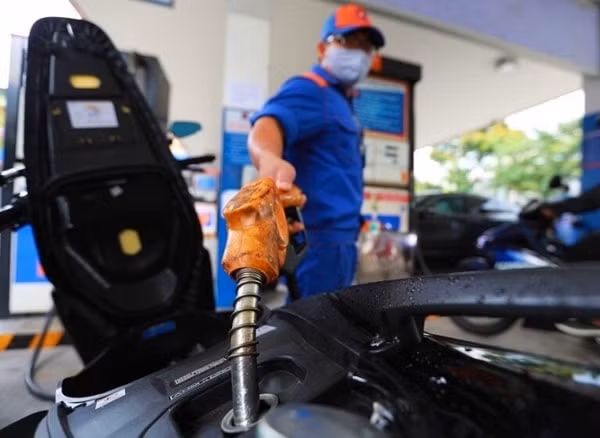 Giá xăng RON 95 có thể tăng 500 đồng/lít vào kỳ điều chỉnh hôm nay