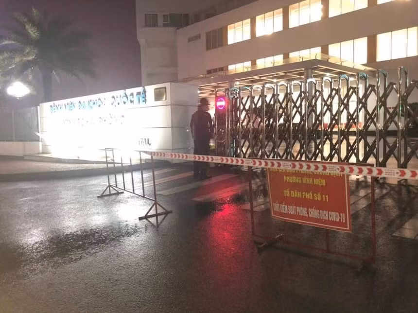 Bệnh viện Đa khoa Quốc tế Vinmec bị phong tỏa hôm 25/3. Ảnh: Zingnews.vn
