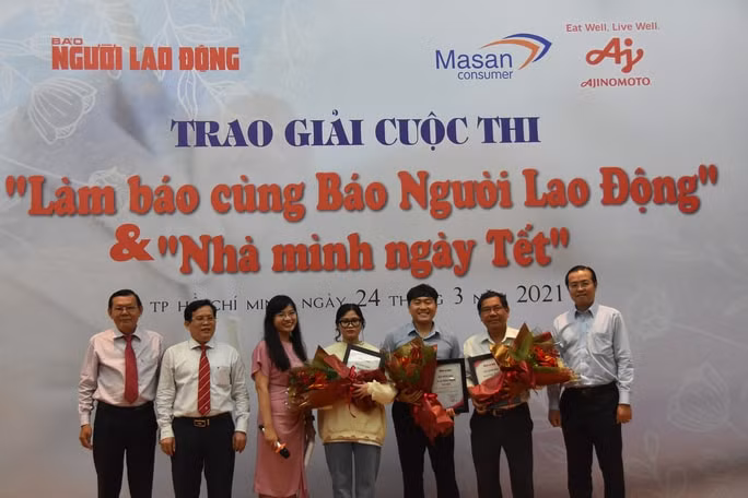 Ông Lê Văn Minh - Thành uỷ viên, Phó Trưởng ban Thường trực Ban Tuyên giáo Thành uỷ TP HCM (bìa phải), ông Nguyễn Tấn Phong, Phó chủ tịch Thường trực Hội Nhà báo TP HCM (bìa trái) và ông Tô Đình Tuân, Tổng Biên tập Báo Người Lao Động (thứ 2 từ trái sang), trao giải cho các tác giả đoạt giải - Ảnh: Tấn Thạnh