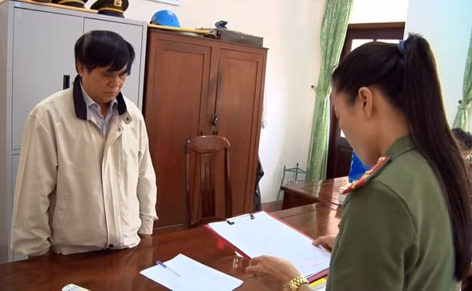 Trước đó, Cơ quan điều tra tống đạt quyết định khởi tố bị can đối với ông Phạm Văn Dũng, nguyên Phó giám đốc Sở Nội vụ Phú Yên.