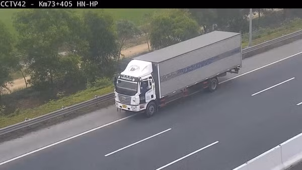 Xe tải 36C-31619 đi lùi trên cao tốc Hà Nội - Hải Phòng