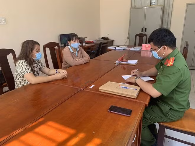 Công an P. Ninh Thạnh lấy lời khai của em U. (bìa phải) để điều tra vụ ẩu đả. Ảnh: thanhnien.vn