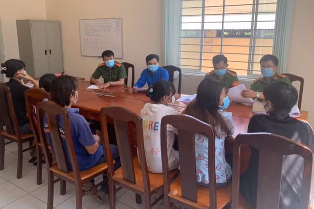 Công an làm việc với nhóm thanh thiếu niên đánh bạn. Ảnh: dantri.com.vn