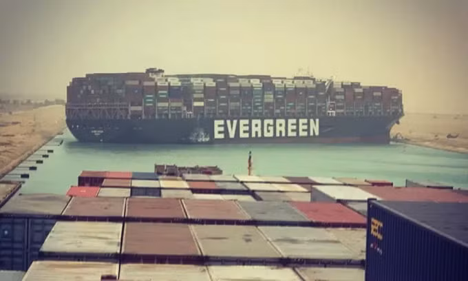 Siêu tàu Ever Given gặp nạn, chắn ngang kênh đào Suez và gây tắc nghẽn lưu thông cả hai chiều. Ảnh: Getty