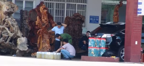 Lực lượng chức năng phong tỏa, kiểm tra trạm xăng dầu Phúc Lộc Thọ. Ảnh: TTXVN