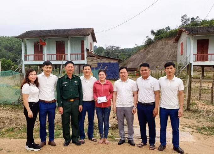 Lớp TCCT-HC K165B trao quà cho các hộ khó khăn của bản Rào Tre