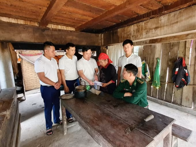 Đoàn tới thăm một hộ nghèo của bản