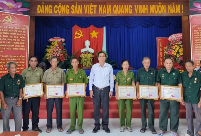 Lãnh đạo tỉnh Cà Mau trao tặng bằng khen cho tập thể và các cá nhân Chi hội Cựu chiến binh ấp Tấn Ngọc Đông.