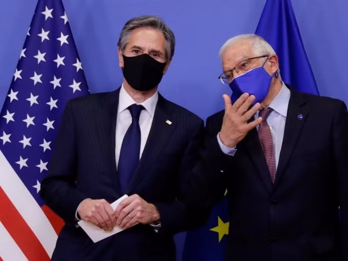 Ngoại trưởng Mỹ (trái) và Giám đốc chính sách đối ngoại của EU Josep Borrell trong cuộc họp báo ngày hôm qua (24/3) - Ảnh: Getty