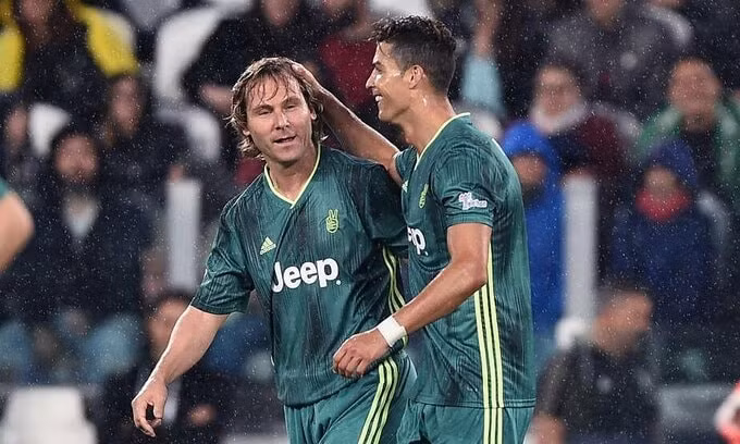 Nedved (trái) và Ronaldo trong một trận đấu biểu diễn ngày 27/5/2019. Ảnh: internet