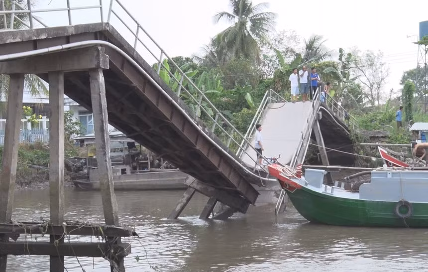Hình ảnh cây cầu nông thôn bị tông sập. Ảnh: Zingnews.vn