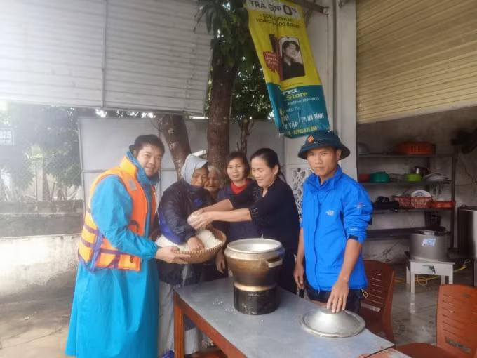 Đại diện Văn phòng Báo GD&TĐ, nhà báo Văn Dũng cứu trợ bà con vùng lũ tại Hà Tĩnh.