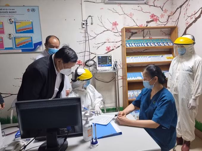 Thứ trưởng Đỗ Xuân Tuyên kiểm tra công tác phòng chống dịch tại tỉnh Hải Dương (ảnh TL).