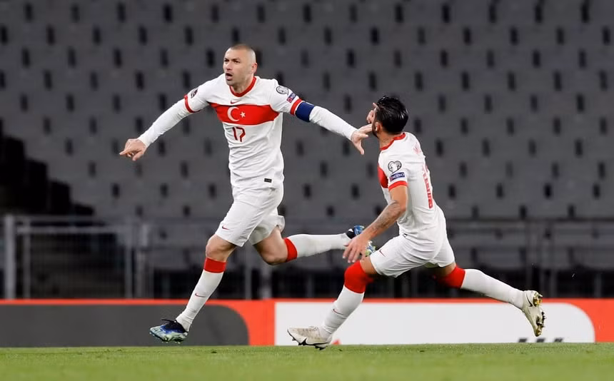 Hat-trick của Yilmaz (trái) nhấn chìm Hà Lan ở trận ra quân vòng loại World Cup. Ảnh: Reuters