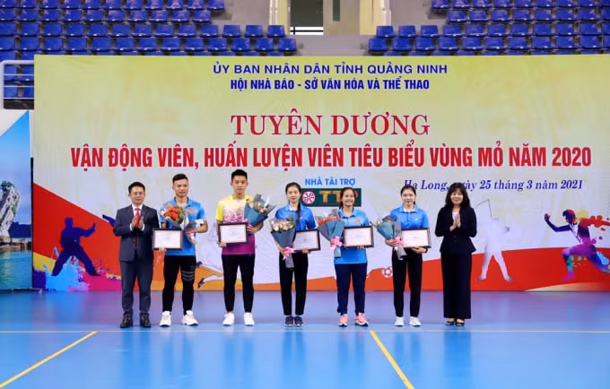 Ban tổ chức trao bằng khen cho các VĐV tiêu biểu vùng Mỏ 2020. Ảnh: báo Quảng Ninh