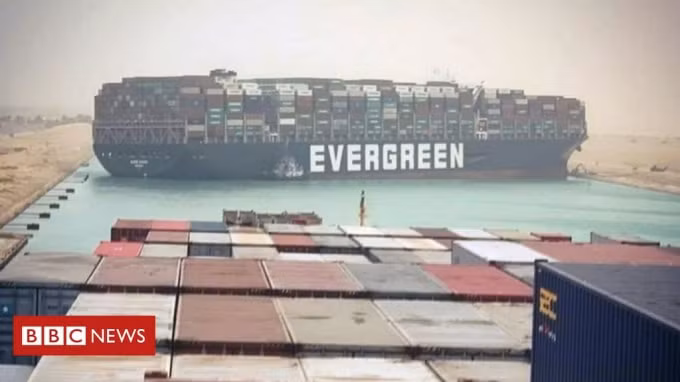 Hình ảnh tàu Evergreen mắc kẹt ở kênh đào Suez. Ảnh: BBC