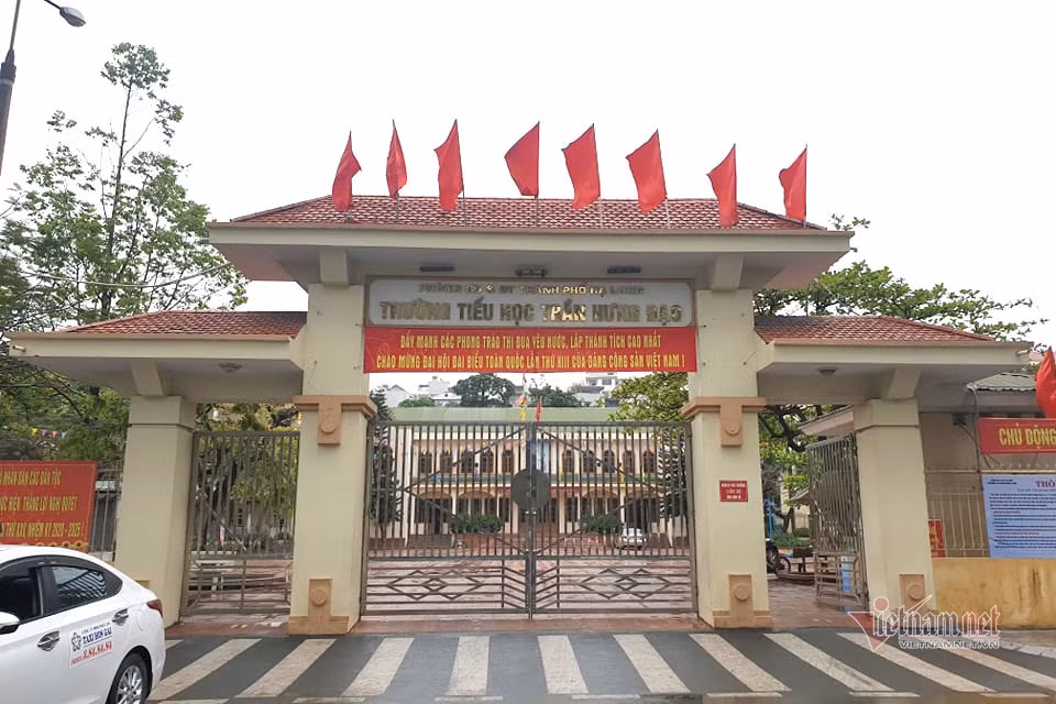 Trường Tiểu học Trần Hưng Đạo cho học sinh nghỉ vì có học sinh liên quan đến bệnh nhân Covid-19. Ảnh: vietnamnet.vn