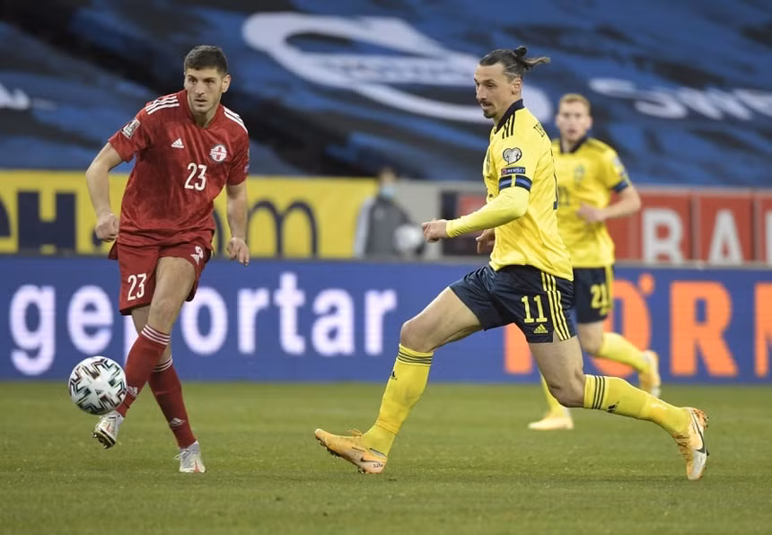 Ibrahimovic kiến tạo bàn thắng duy nhất của tuyển Thụy Điển trước Gruzia. Ảnh: Reuters