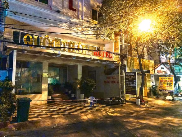 Lực lượng chức năng phong tỏa một khách sạn tại TP.HCM, nơi nữ bệnh nhân 25 tuổi, địa chỉ Vĩnh Long, nhập cảnh trái phép từng lưu trú. Ảnh: TT