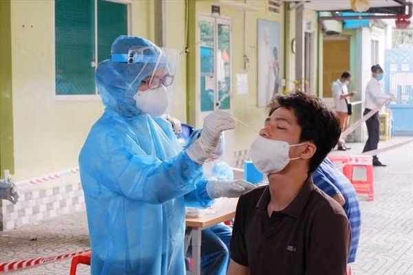 Lấy mẫu xét nghiệm COVID-19 người dân quận 1, TP Hồ Chí Minh. Ảnh: HCDC