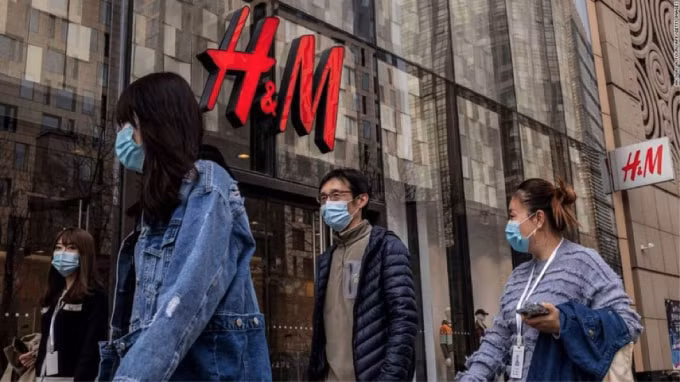 Hàng loạt thương hiệu quốc tế lớn, như H&M, New Balance,… đang đối mặt với làn sóng tẩy chay tại Trung Quốc. Ảnh: Getty