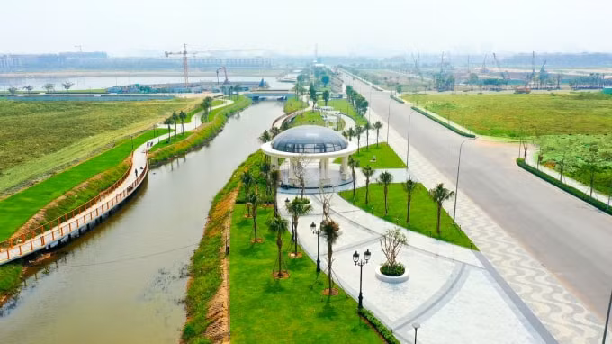 Không gian xanh mát tại công viên Royal Park dọc kênh Sông Trăng.