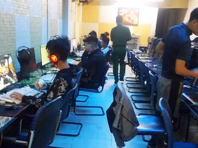Thời điểm lực lượng chức năng tiến hành kiểm tra quán game OLYMPUS, đã phát hiện hơn 20 game thủ đang chơi trong quán. Ảnh: Công an Hải Dương
