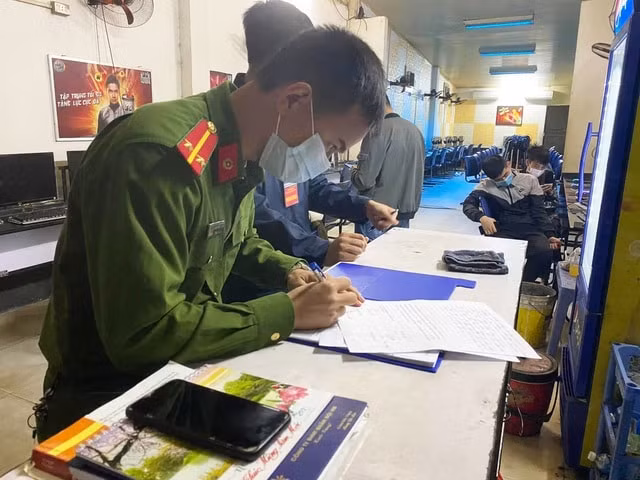 Lực lượng chức năng tiến hành lập biên bản xử lý vi phạm. Ảnh: Công an Hải Dương
