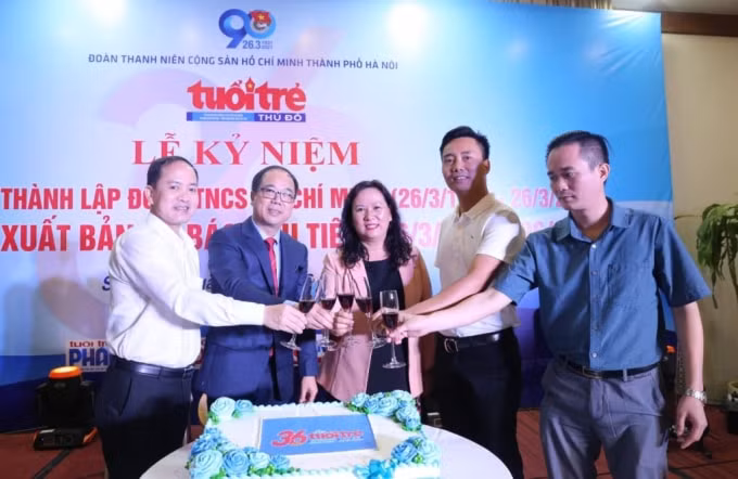 Các đồng chí lãnh đạo thành phố Hà Nội chúc mừng sinh nhật báo Tuổi trẻ Thủ đô lần thứ 36