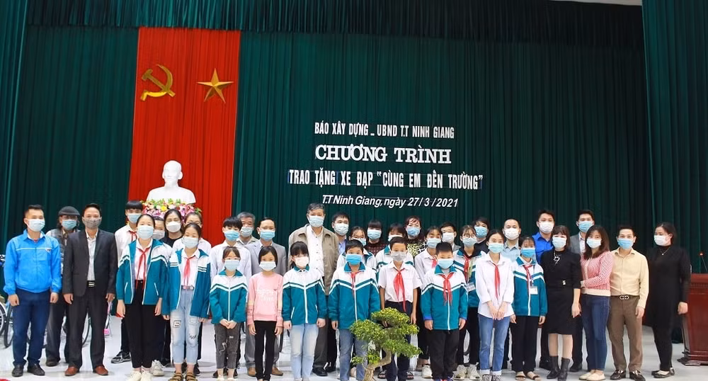 Báo Xây dựng tổ chức chương trình trao tặng xe đạp “Cùng em tới trường”. Ảnh: Báo Xây dựng