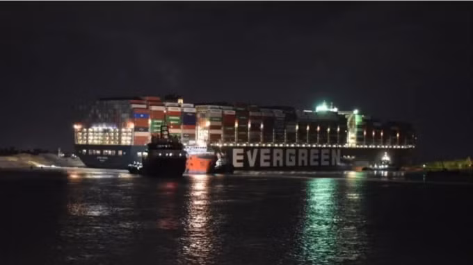 Nỗ lực cứu hộ Ever Given vẫn tiếp tục diễn ra vào ban đêm. Ảnh: Nikkei