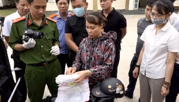 Đối tượng Lê Thị Lài cùng tang vật.