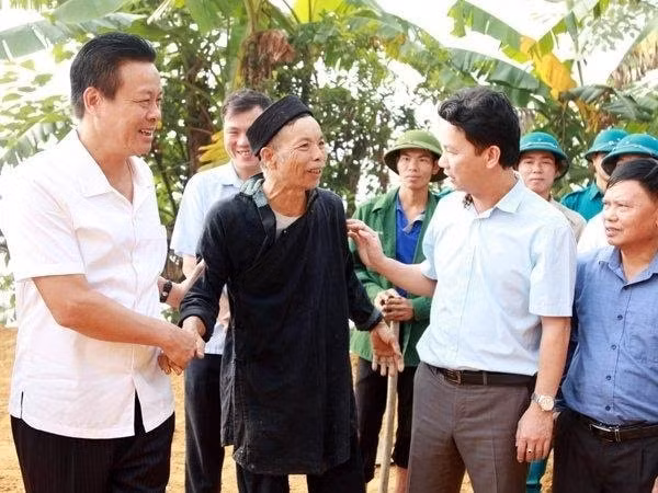 Bí thư Tỉnh uỷ và Chủ tịch UBND tỉnh Hà Giang thăm hỏi gia đình cựu chiến binh được hỗ trợ xây dựng nhà ở.