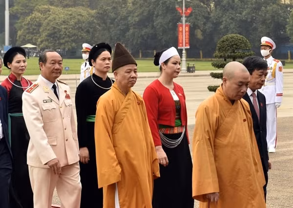 Các đại biểu Quốc hội đặt vòng hoa và vào Lăng viếng Chủ tịch Hồ Chí Minh. Ảnh: VGP