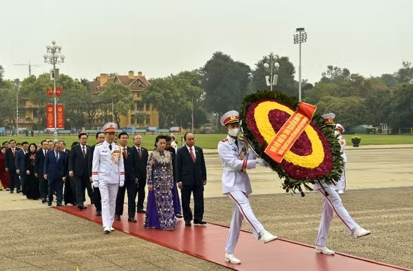 Các đồng chí lãnh đạo Đảng, Nhà nước, MTTQ Việt Nam và đại biểu Quốc hội vào Lăng viếng Chủ tịch Hồ Chí Minh. Ảnh: VGP
