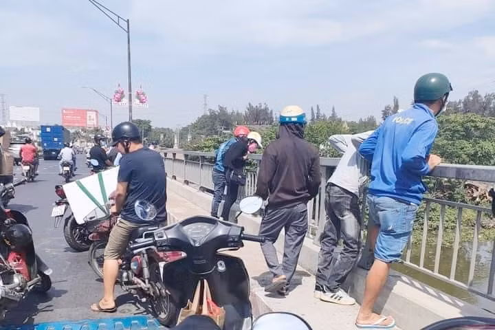 Nhiều người hiếu kỳ đứng theo dõi vụ việc. Ảnh: Zingnews.vn