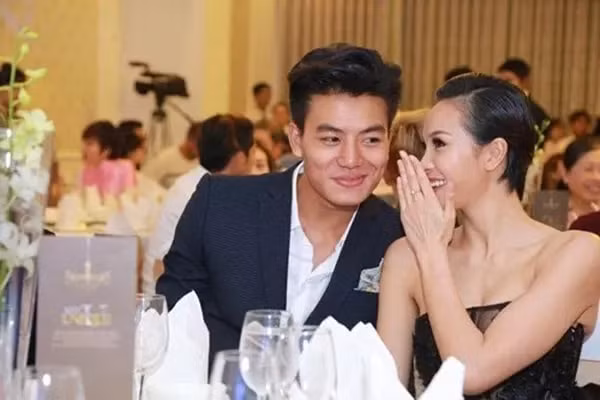 Phương Mai cũng khá căng thẳng và không mấy suốn sẻ khi quay cảnh nóng.