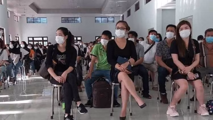 Hình ảnh các công dân về từ Malaysia đã hoàn thành thời gian cách ly. Ảnh: TL