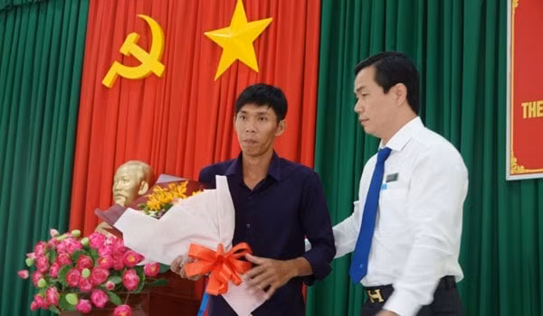 Anh Lý (bên trái) đã được đại diện TAND quận Bình Thạnh xin lỗi công khai