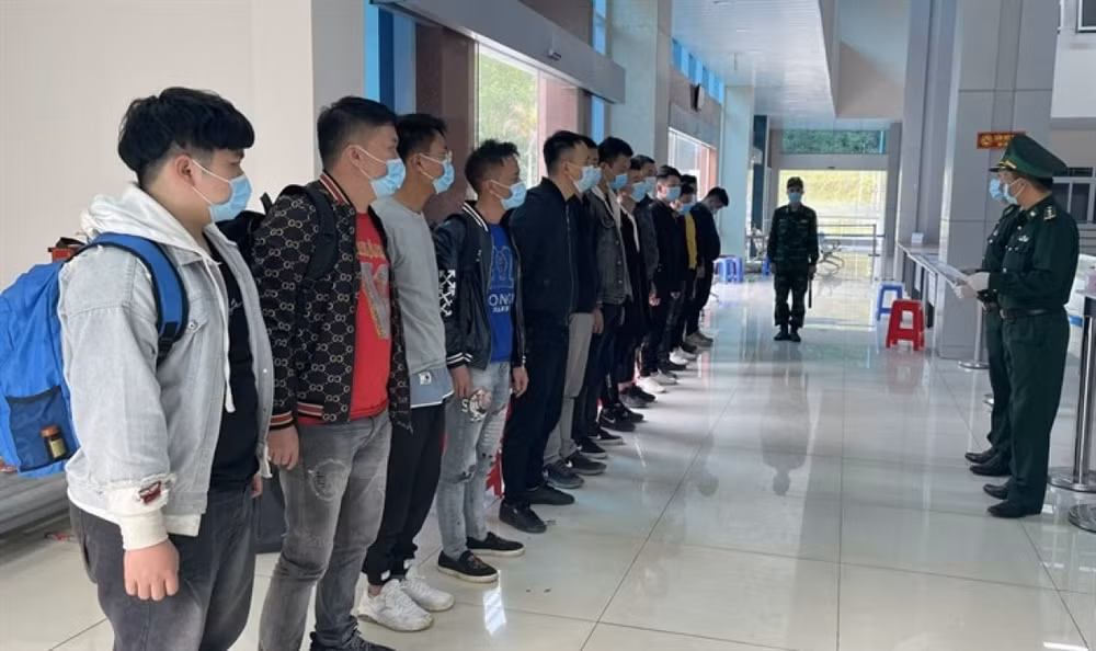 14 công dân Trung Quốc bị Đồn Biên phòng cửa khẩu Trà Lĩnh bắt giữ. Ảnh: vov.vn