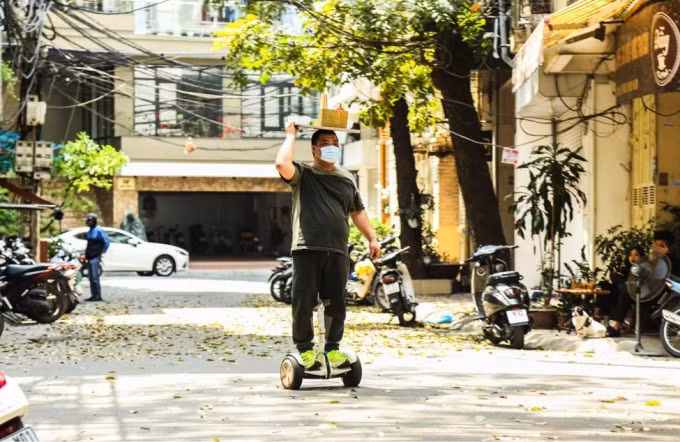 Những màn biểu diễn của anh Thế luôn thu hút sự chú ý của thực khách và người dân xung quanh.