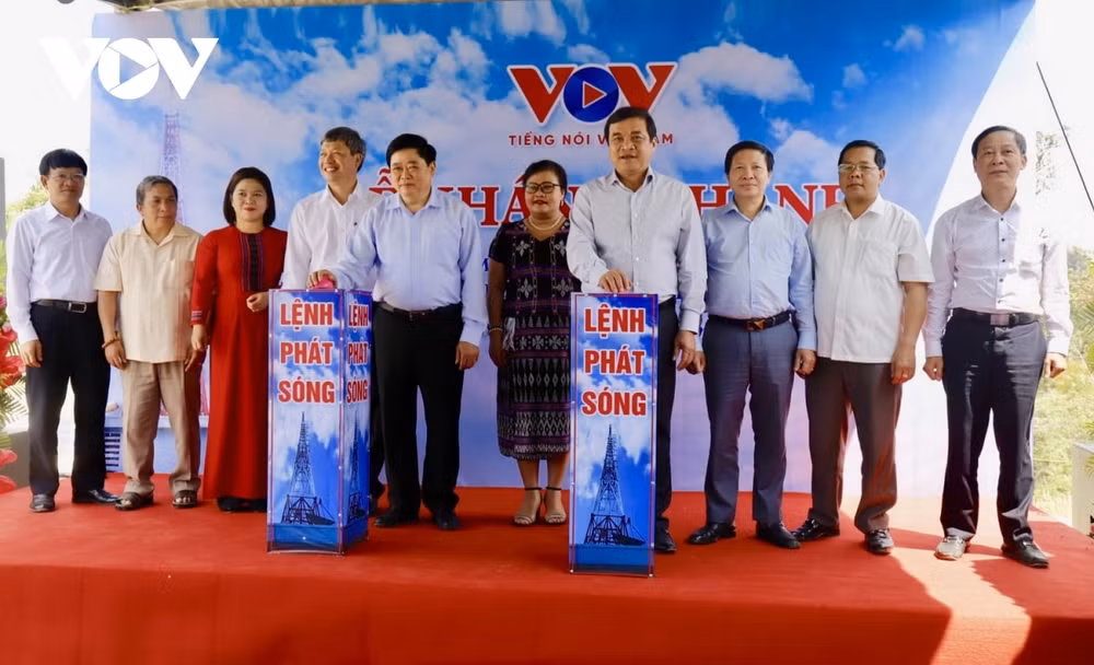 Các đại biểu ấn nút khởi lệnh phát sóng. Ảnh: Thanh Hà