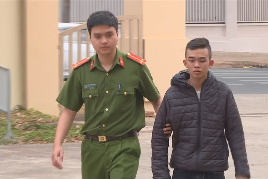 Nguyễn Tiến Thành Đạt được áp giải về trụ sở công an. Ảnh: laodong.vn