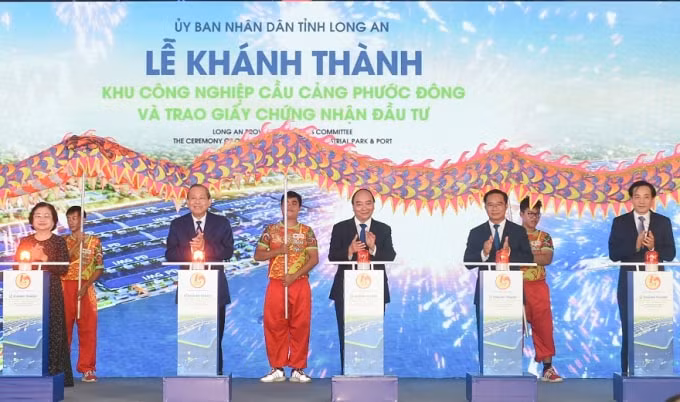 Thủ tướng Nguyễn Xuân Phúc, Phó Thủ tướng Trương Hòa Bình tại Lễ khánh thành Khu công nghiệp Cầu cảng Phước Đông.