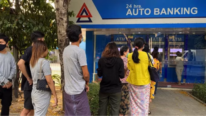 Mọi người xếp hàng dài tại các máy ATM ở Yangon vào ngày 13 tháng 3. Danh sách những máy ATM vẫn còn tiền mặt đang lan truyền nhanh chóng trên mạng xã hội.