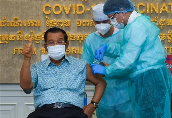 Thủ tướng Campuchia Hun Sen được tiêm chủng vaccine ngừa COVID-19 tại Phnom Penh, Campuchia, ngày 4/3/2021. Ảnh: AFP
