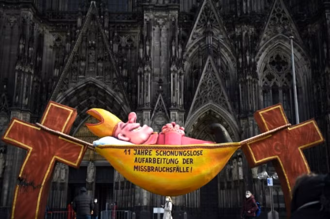 Một tác phẩm điêu khắc của nghệ sĩ Jacques Tilly tại Nhà thờ Cologne mang khẩu hiệu '11 năm không ngừng điều tra các vụ lạm dụng!'. Ảnh: AFP