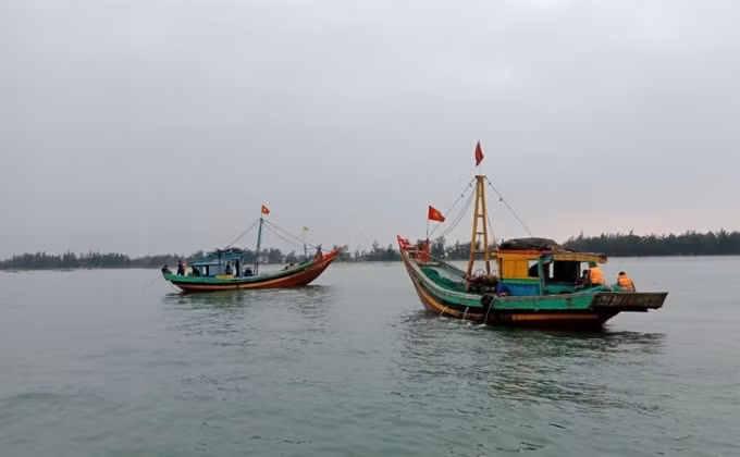 Lực lượng chức năng Hà Tĩnh bắt giữ các tàu cá khai thác hải sản sai vùng quy định