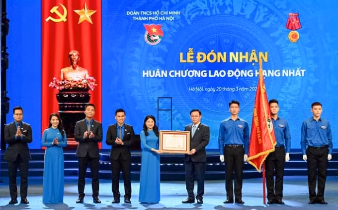 Bí thư Thành ủy Vương Đình Huệ trao Huân chương lao động hạng Nhất cho Thành đoàn Hà Nội