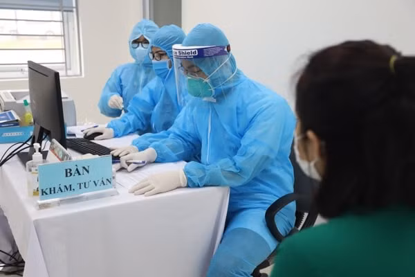 Khám, tư vấn cho người tiêm vắc xin COVID-19